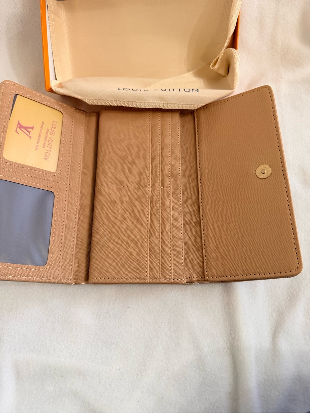 Designer fashioned Textured Wallet - Picture 4 of 8